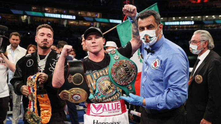 El pugilista mexicano se encontraba dando una entrevista luego de su victoria ante Yildirim, pero su molestia llegó al ver a dos ‘intrusos’ en el ring.