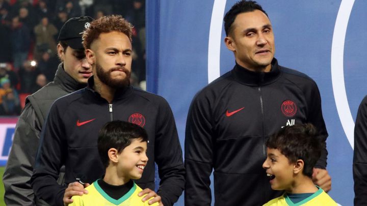 Keylor Navas vence a Neymar en juego de agilidad mental