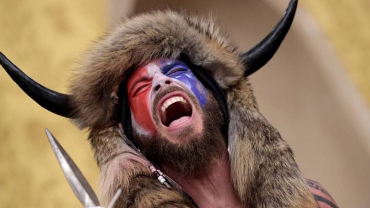 'QAnon Shaman' afirma que el asalto al Capitolio fue para "traer a Dios de vuelta al Senado"