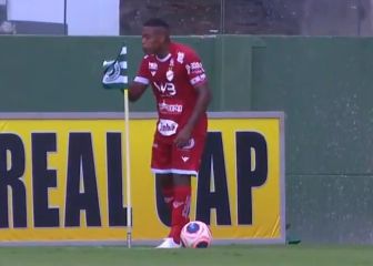 Polémica en Brasil: futbolista escupe banderín del club rival
