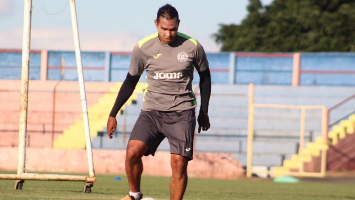 El timonel salvadoreño aseguró que Carlos Peña ha demostrado su compromiso desde el día 1 y confía en que ayudará a que el equipo mejore.