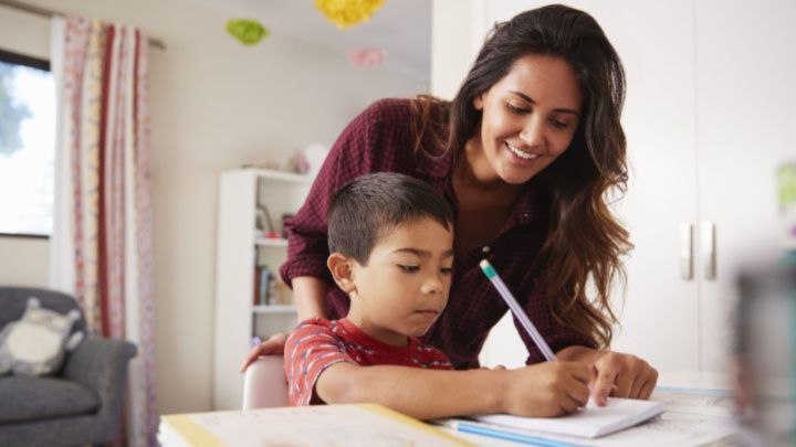 ¿Quiénes califican para el crédito por cuidado de niños y dependientes?