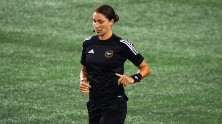 La abanderada estadounidense continúa rompiendo barreras y sentando precedentes en el fútbol varonil; primero en la MLS y ahora a nivel internacional.