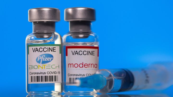 ¿Cuánto tiempo transcurre entre las dosis de las vacunas Pfizer-BioNTech y Moderna COVID-19?