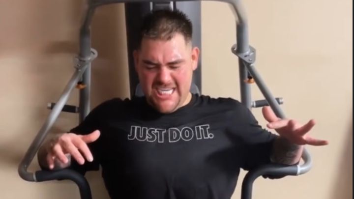 Andy Ruiz mostrando su trabajo en el gimnasio
