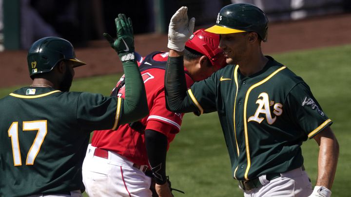 Matt Olson y Elvis Andrus con los A's