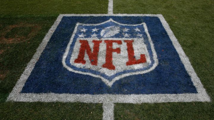 Logo de la NFL en campo de juego