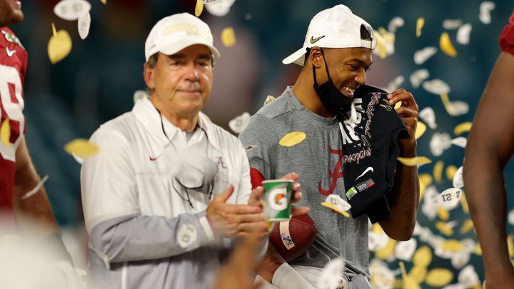 Nick Saban y DeVonta Smith