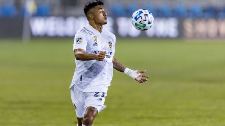 Julián Araujo en acción con Los Angeles Galaxy