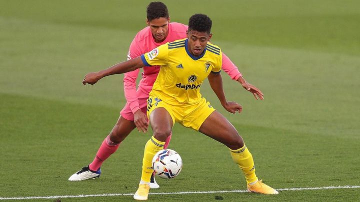 Anthony "Choco" Lozano, de Cádiz, en duelo uno a uno con Raphael Varane del Real Madrid.