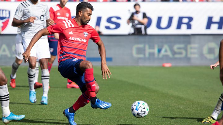 Thiago Santos controlando el balón para FC Dallas en juego contra Montréal