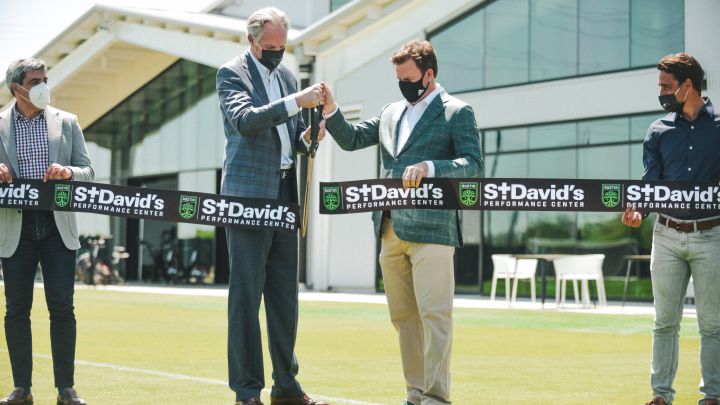 Anthony Precourt, CEO, corta el listón de inauguración para el St. David's Performance Center