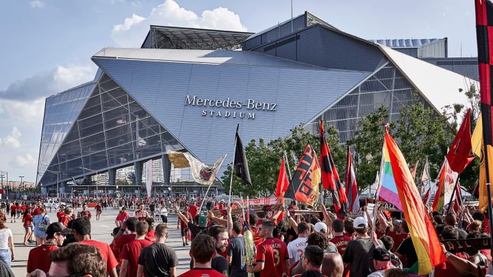Fanáticas arriban a partido del Atlanta United en el Mercedes-Benz Stadium