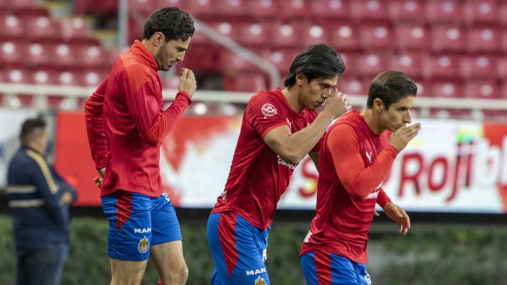 Isaac Brizuela previo a un partido de Liga MX con Chivas