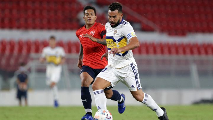 Carlos Tévez compitiendo con Lucas Romero en duelo entre Boca Juniors e Independiente de Avellaneda