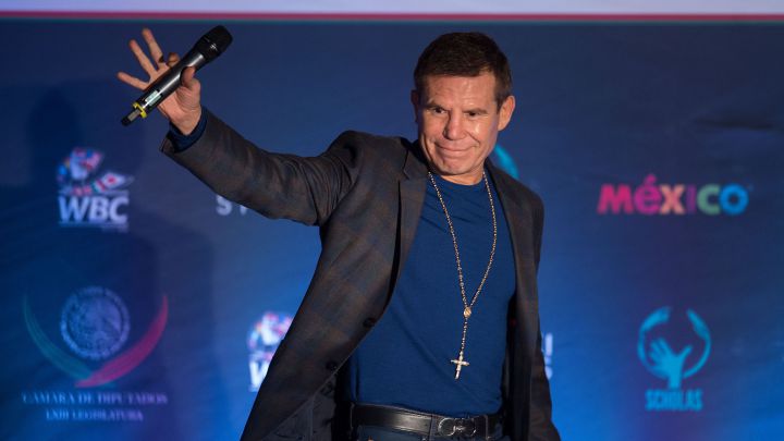 Julio César Chávez saludando al público durante un evento