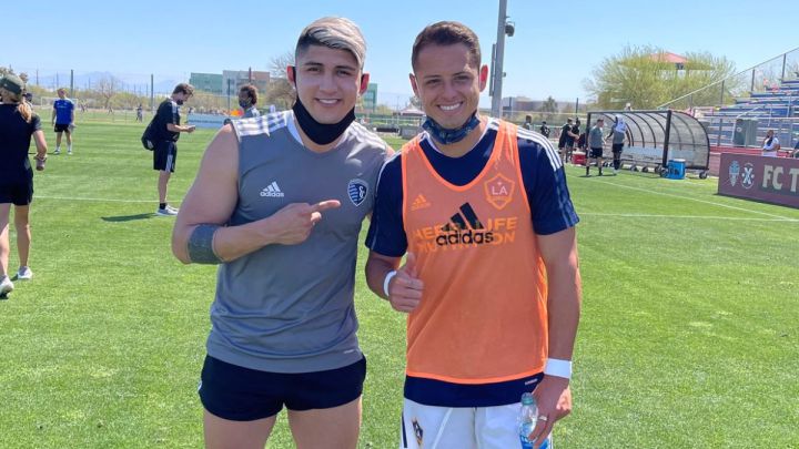 Chicharito y Alan Pulido tras el amistoso entre LA Galaxy y Sporting Kansas City