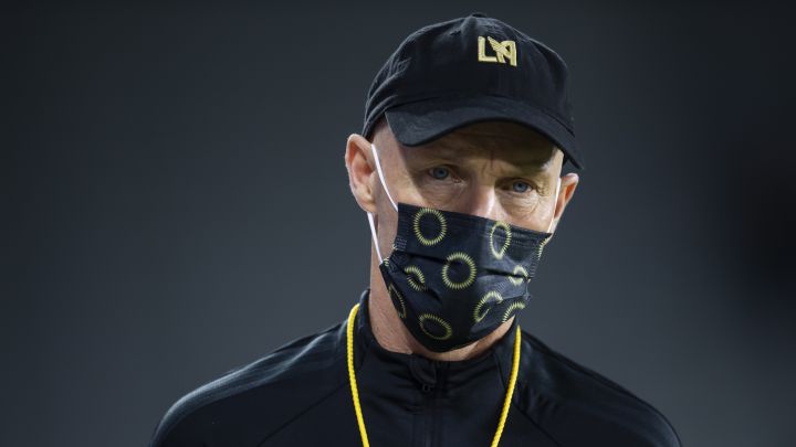 Bob Bradley a nivel de cancha en un juego dirigiendo a LAFC