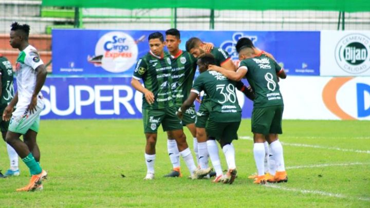 Marathon festejando con Kevin Hoyos el gol del partido