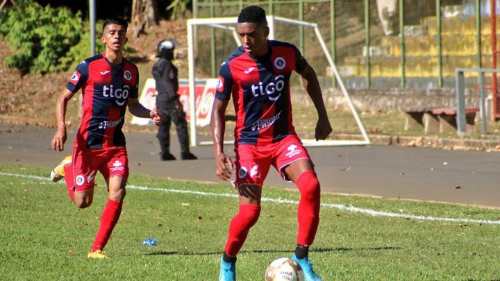 Jugador de CD FAS al ataque
