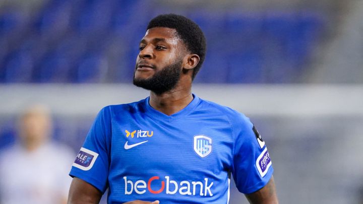 Mark McKenzie volvió a la titularidad con el Genk