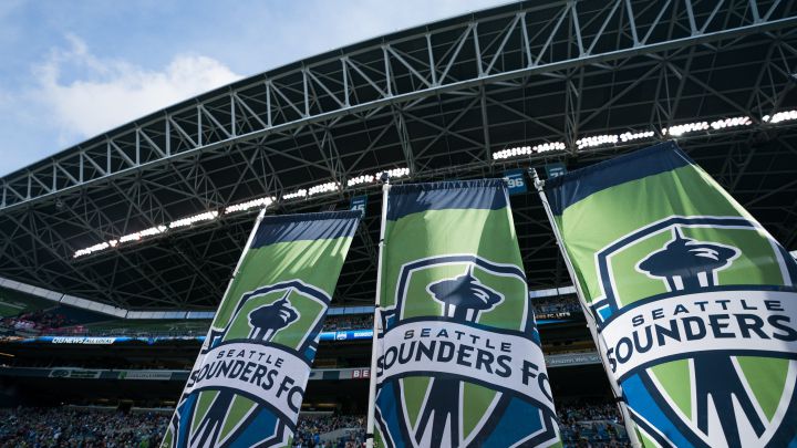 Banderines con el logo de Seattle Sounders expuestos en el Lumen Field