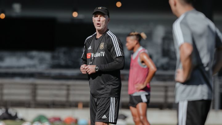 Bob Bradley dando indicaciones en entrenamiento de LAFC