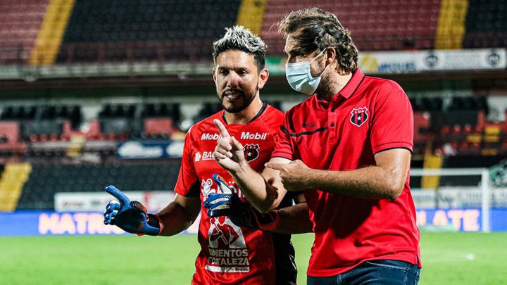 Andrés Carevic y Leonel Moreira en plática durante partido de liga
