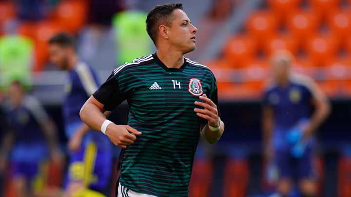 Chicharito Hernández calentando previo al enfrentamiento contra Suecia en Rusia 2018