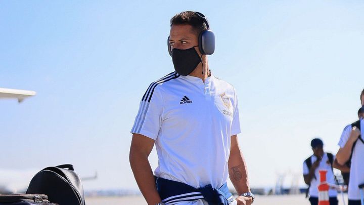 Chicharito Hernández preparándose para abordar el avión de LA Galaxy
