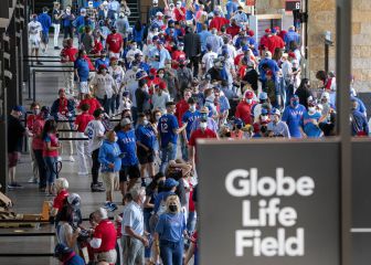 ¿Por qué Greg Abbott no tiró la primera bola en Globe Life Field?