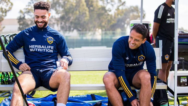 Chicharito Hernández preparándose para entrenamiento con el LA Galaxy