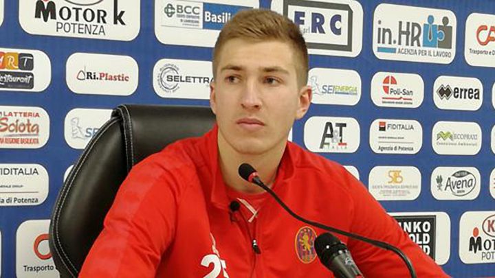 Sebastián Breza en conferencia de prensa con el Potenza Calcio