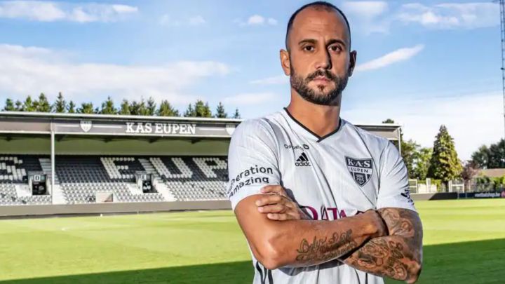 Víctor Vázquez posando con la playera del KAS Eupen de Bélgica