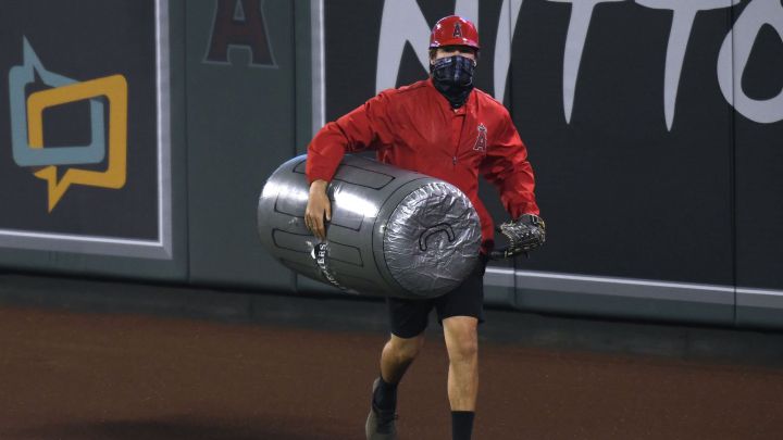 Trabajador de los Angels retira bote de basura del Angel Stadium