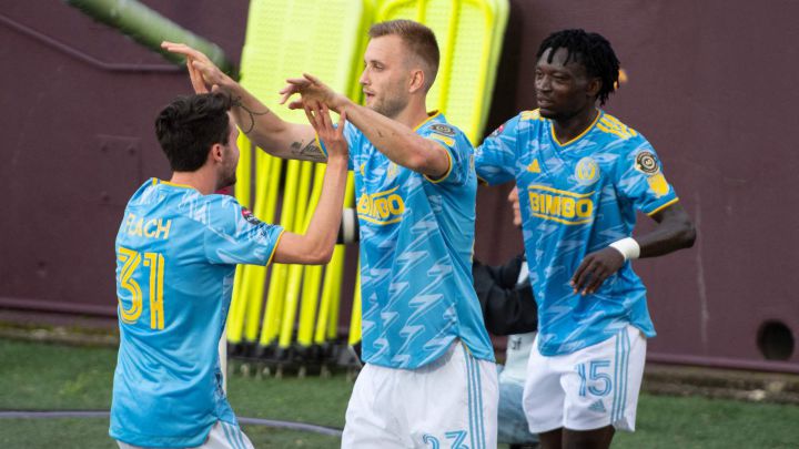 Kacper Przybyłko festeja su gol en el Estadio Saprissa