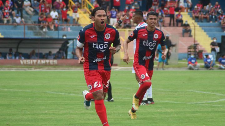 Gullit festeja su gol frente a Firpo