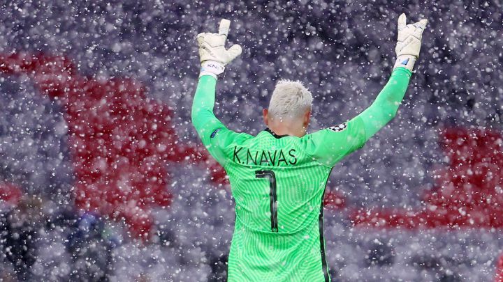 Navas celebrando a la distancia un gol del PSG.