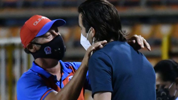 Pedro Troglio se encuentra con Santiago Solari, durante el partido entre Olimpia y América de Concacaf Champions League.