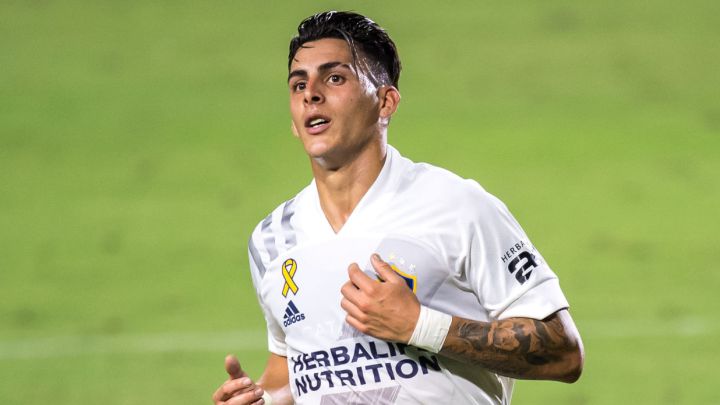 Cristian Pavón durante un partido de LA Galaxy en la temporada 2020 de la MLS.