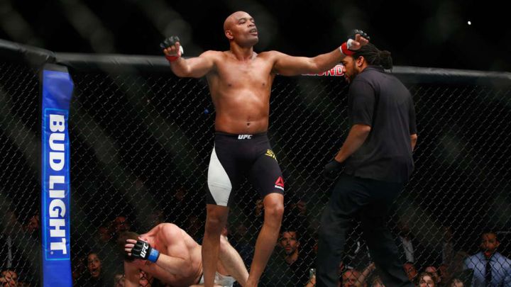 Anderson Silva festeja un KO durante un combate de MMA.