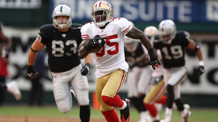 El cornerback, Phillip Adams corre con el ovoide durante un juego ante Oakland Raiders.