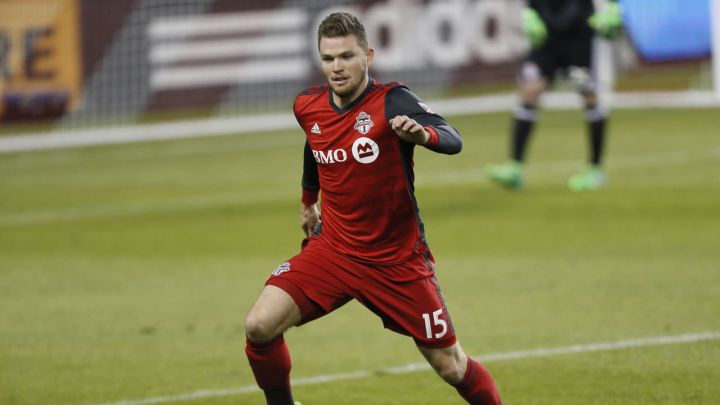Eriq Zavaleta en busca del balón en duelo de MLS para el Toronto FC