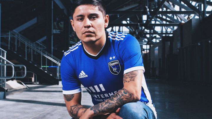 Chofis posando con la nueva playera de SJ Earthquakes.