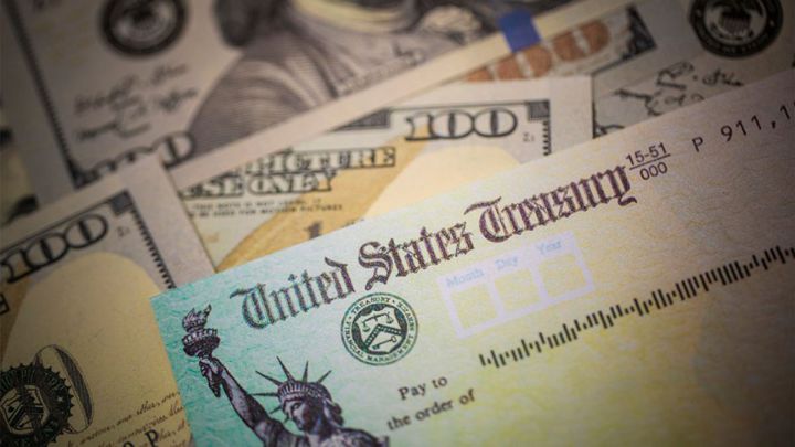 Cheque de estímulo de Estados Unidos y billetes de cien dólares