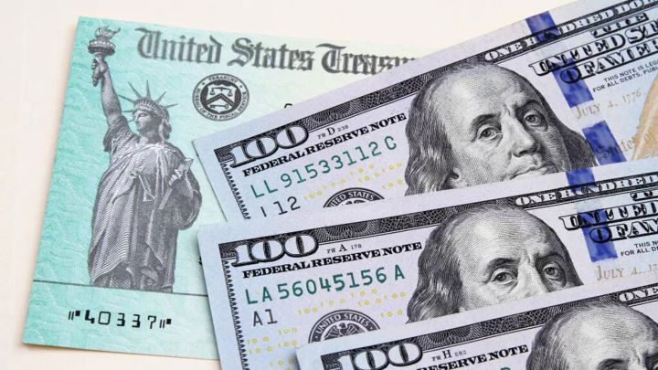 Cheque de estímulo por pago de impacto económico de Estados Unidos con billetes de 100 dólares