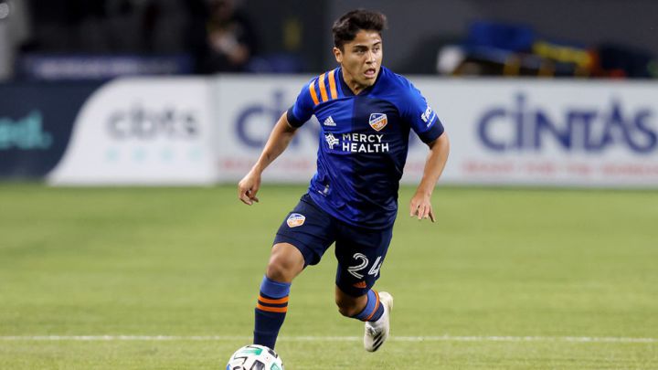 Frankie Amaya controlando el esférico en juego de temporada con FC Cincinnati