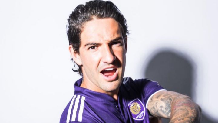 Alexandre Pato posando con la playera de Orlando City
