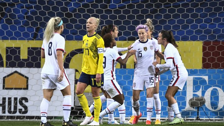 Megan Rapinoe celebra con sus compañeras el gol del empate en amistoso ante Suecia