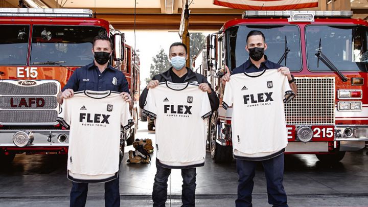 Bombers en la estación de Los Ángeles posan con playeras de la nueva temporada del LAFC